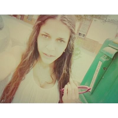 Dando por culo desde 1998.No soy perfecta ni pretendo serlo.Antes de señalarme con él dedo asegurate de tener tus manos limpias.
