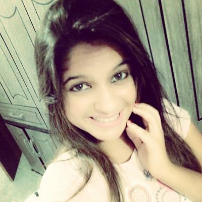 -- Você fala da minha roupa e do meu cabelo,mas tenta me imitar na frente do espelho!!