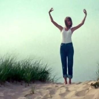 I tweet gifs of Taylor Swift if you havent noticed already.      DMMM MEEEE