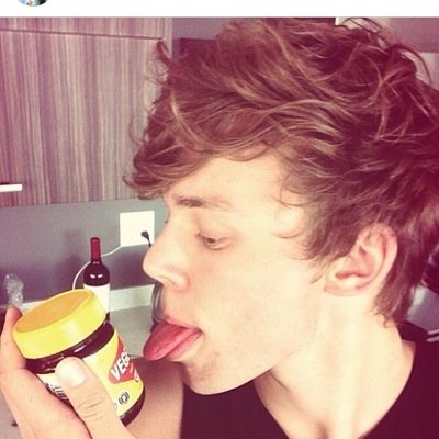 one direction and 5 seconds of summer complete my life http://t.co/i9mmIjQrau
