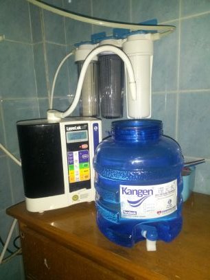 Adalah Air Ajaib dengan 3 Karakteristik : 1. Antioxidan, 2. Microclustered, 3.pH Alkaline (Basa).