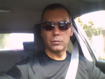Conservador,  alegre, deportista, amante de mi esposa e hijos y que disfruta la vida a concho !@@