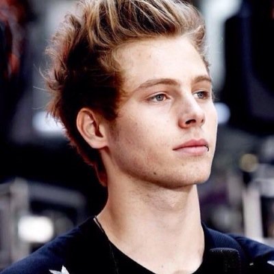 i gave you a free follow so please follow @cuthbertaddict in return ☺️ also RT some recent tweets from that account if you want a DM to Luke Hemmings x