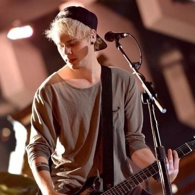 would you be so kind to follow @hemmos_hairgel she'll follow back and possibly RT her drawing of luke in her bio if you want? It'll make her day
