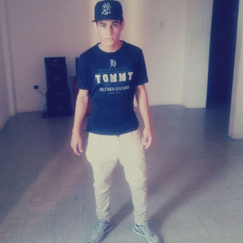 No soy nadie para jusgar a alguien, Vivo mi vida feliz aunque por dentro me estoy muriendo Sonrie siempre no demuestres lo contrario;-) me encanta el futbol♥