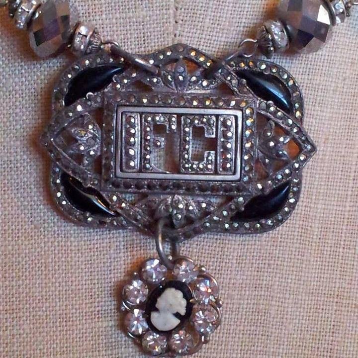 I prefer to slay dragons & wish I was Audrey Hepburn mostly but I am also a jewelry designer, cake artist, a writer, poet & I love making beautiful things. 3154
