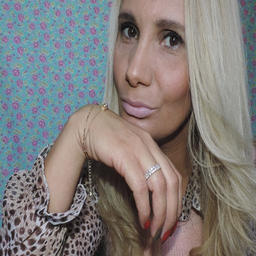 Autora  do blog Tricotando a Vida doida por esmaltes e tudo mais:http://t.co/iNywNS72JF