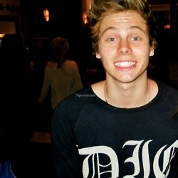 i just gave you a free follow. now go follow @_harrysface_xox