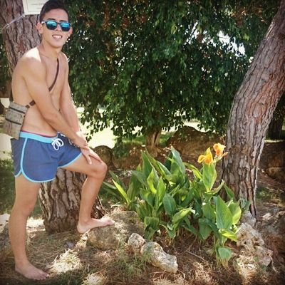 Sonrie,siente y disfruta que la vida es puta !! Cuidadoso cn lo mio sin darle importancia ni hablar de los demas porque son demás . SIEMPRE DE LUJOO ! ;D