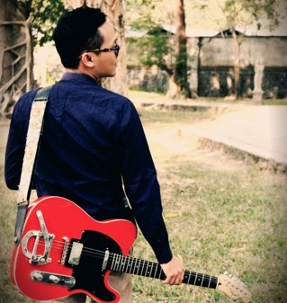 Owner of @DxD_Clothing I Guitarist n Vox of Bagero Band I @Birdies_Solo I Trader I Fashionista I Madridista I Low End Student. Instagram: ABIBUZZ88