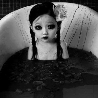 Un escape para mis emociones, solo soy la tipica chica inutil que todo el mundo olvida...