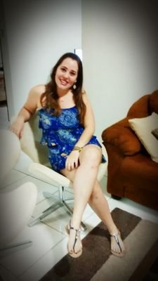 Ame a quem te ama, não a quem te sorrir. Quem sorrir te engana, quem ama chora por ti!