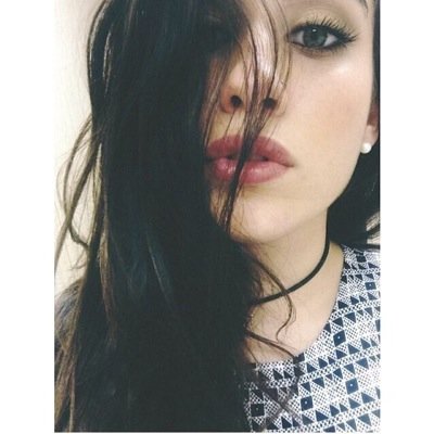 LaureJaureguiSC's profile picture. She looks a bit off balance.