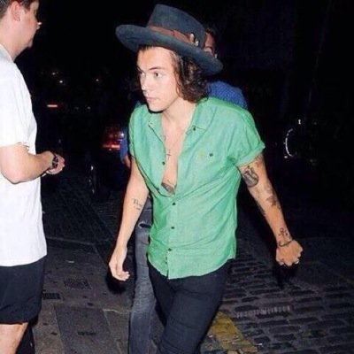 Go Follow @xharrysqueen1d_ please