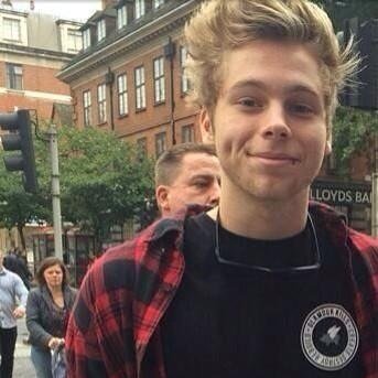 FOLLOW MAIN IF YOU WANT ILL FOLLOW BACK IF YOU ASK ME TOO @5saucexlife