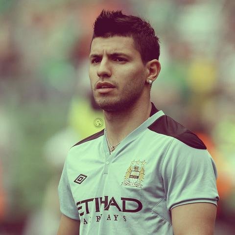Jugador del Manchester City. Papá de Benja. Adicto a las selfies y a las facturas.