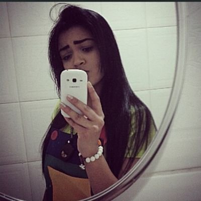 Aprenda com o ontem viva o hoje e acredite no amanhã..
Meu estilo de vida liberta minha mente, eu sou completamente louca, mas uma louca consciente.