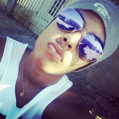 Sempre me sinto feliz, sabes por quê? Porque não espero nada de ninguém. Esperar sempre dói. Os problemas não são eternos, sempre tem solução.