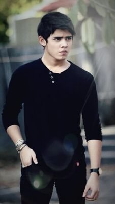 Unfollow ajah akun ini ! follow @alysyarief dan @aliando26 !