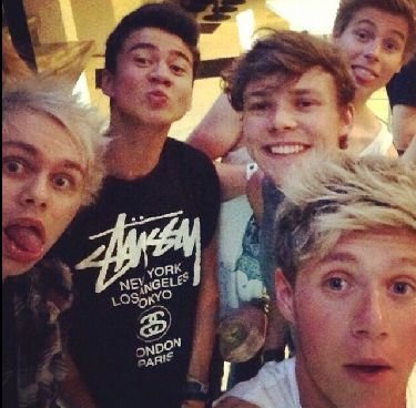 directioner forever I love all my followers so follow me and I will love you ( j'aime tout mes followers alors follow moi et je t'aimerais ;-) )