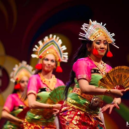 DwiBhumi is een Balinese dansgroep gevestigd in Nederland. Tevens geven wij workshops en lezingen en verzorgen wij Balinese bruiloften en events.