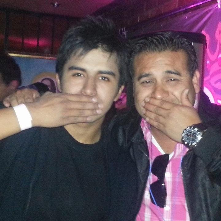 Un chilo hilarande y divertido con gran sentido de la responsabilidad y el cariño xD o:)