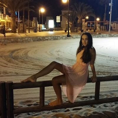 Fanatica de la moda y la musica y orgullosa de ser auryner:)  instagram→ happy_lorena