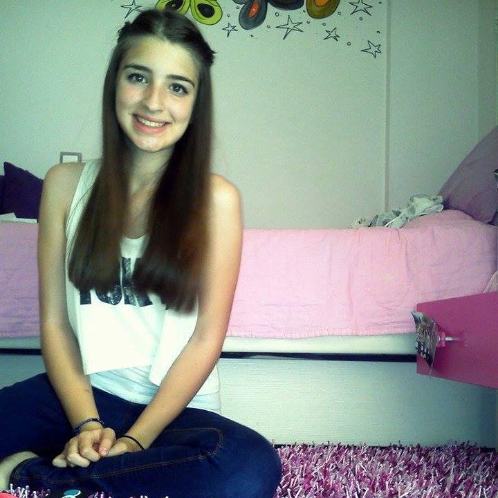 heeey  i am 15 years old, 5sos fam, i love dancing and pianoo follow me i follow back 3