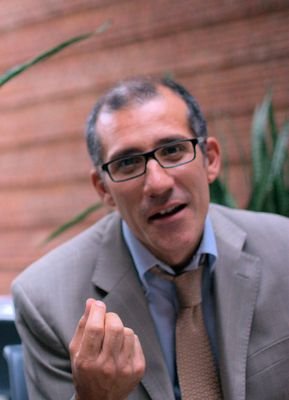 Ingegnere Informatico, sposo, papa' di due bimbi, cristiano cattolico.