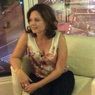 De Huelva y trabajando en Malaga. Profesora de Inglés en el IES Cánovas del Castillo. Me gusta leer nadar y body combat. Love travelling and learning languages