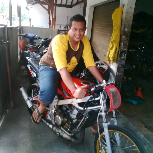 Terlahir dgn org yang sdrhana, dan saya pun mulai bngkit sdikit demi sdkit dan akhir'a alhamdullillah smpai saat ini sya hanya bisa bersyukur♥☺