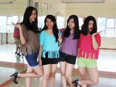Hi, we are sistar cover dance.  @ZuliaMeiliana as Hyorin. @putriiinm as Soyou. @yunitapard as Bora. @nadawr as Dasom.