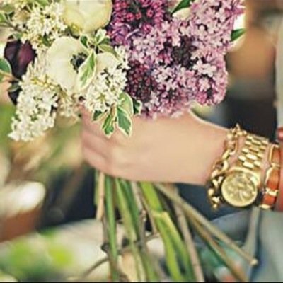 ‏شيهانة تتعب قلوب الصقاقير ،، ياكم صقار تعب في هواها بنت الشيوخ اللي تهز الطوابير ،، كل ٍ يدللها ويكسب رضاها