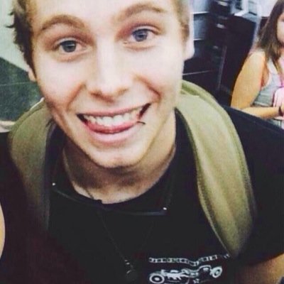 free follow from @squishylukee so if you could please follow me pls thatd be amazing