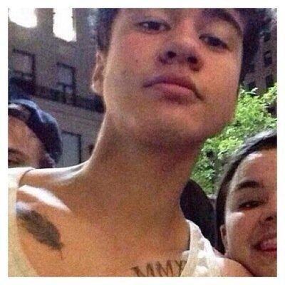 if you would like a dm to ashton, luke, or calum just follow @richkidluke