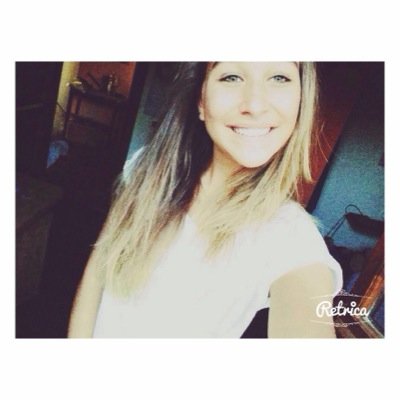 Sono Alice, ho 14 anni.. Vivo a vinci 
Sono una ragazza dolce, sensibile, che si affeziona subito alle persone e molto volte ci resto male. 
Bona :)