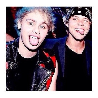 please follow @downtownmalum bc she's close to her goal✨