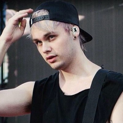 hi! ✖️ @94stylescurls ✖️ gave you a free follow, so please follow her back! thanks and Ily!