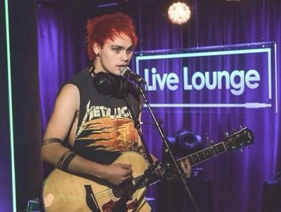 Follow @TroubleEspinosa and turn on her notification and be active, fav, rt, tweet her because she dms active followers to Luke Hemmings