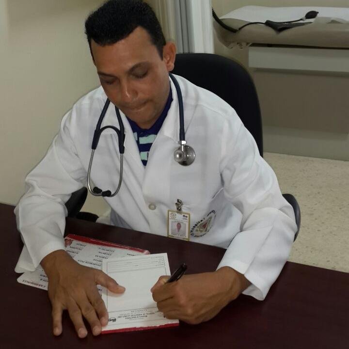 Médico Internista UCE. Servicios profesionales en hospitales Marcelino Velez Santana, Vinicio Calventi y Rodolfo de la Cruz Lora. Activista Social y Político.