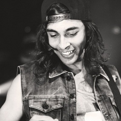 DONT FOLLOW ME FOLLOW @PUNKROCKFALLON Follow back from @PunkRockFallon because follow limit :)