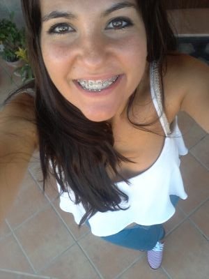 Futura jurista, exigente, muy clara e impaciente..habrá quien no entienda porque siempre estoy riendo,  pero habrá a quien le alegre verme siempre reir!