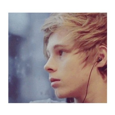 shakeitoffcth's profile picture. follow @disconnectIuke and ask her for a dm to luke, michael, ashton, or band :-)