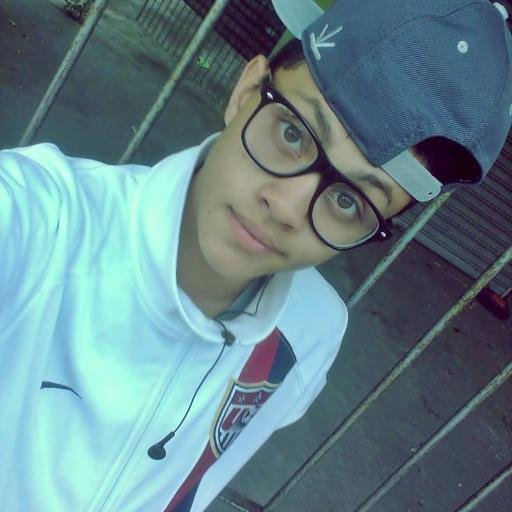 Sorria pessoa e deixe os outros quererem descobrir qual é o segredo que faz você rir! 
@eaegab__