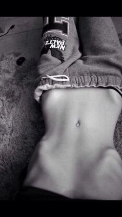 _suicidio2's profile picture. Soy como una hoja de papel con cortes y tajos. Estoy destruída, muerta y no se xq estoy aca.  Cuchillas, vomitos y ayunos, ésa es mi vida. -20kg