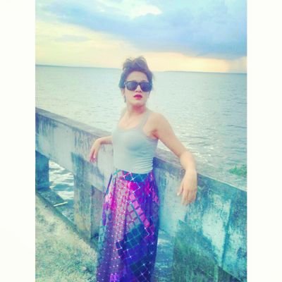Ela é um poço de qualidade e defeito, e cada jeito dela é uma emoção :') segui que eu sigo de volta :*