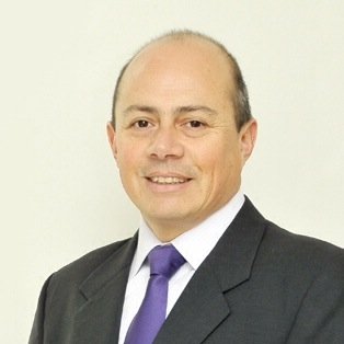 Canelino, padre de dos hijas, motociclista. Gerente de Medio Ambiente en WSP E&I Chile.