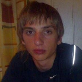 Живу, учусь, подрабатываю, пишу в твиттер и ВК, иногда сплю. мото и авто люблю. А что ещё надо? Шутки у меня бывает разные :)