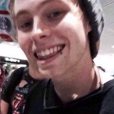 free follow. follow @accidentallylrh ill favourite a tweet of yours, just ask.