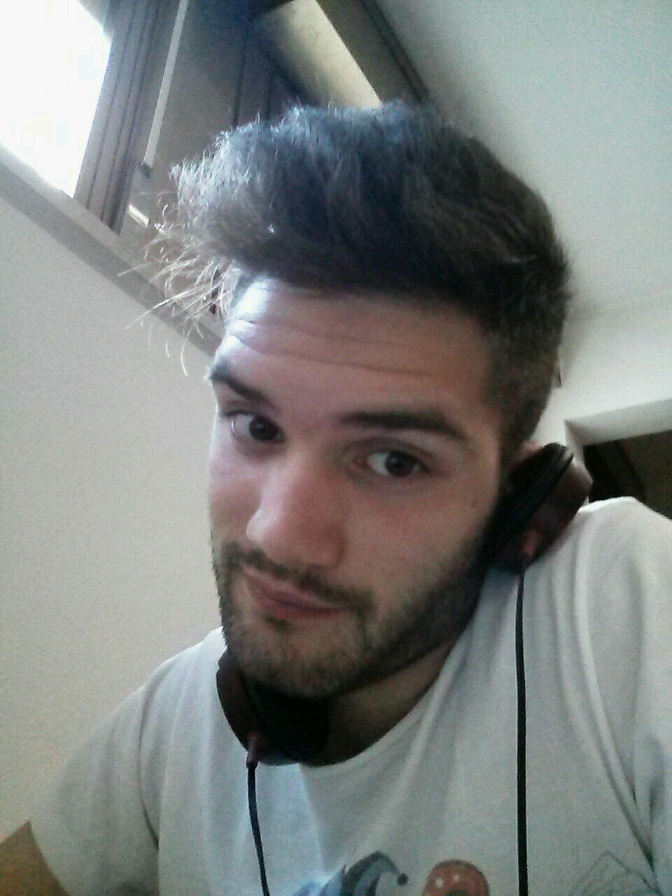 Studente lavoratore, attualmente vivo a Roma e sono in via di crescita professionale. amante di sport, musica, buona compagnia e divertimento